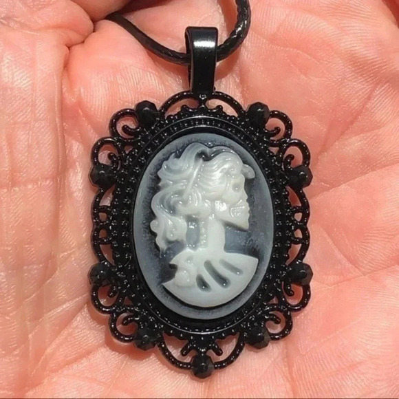 Skeleton Skull Cameo Lady Antique Style Pendant Necklace NWT - Picture 1 of 3